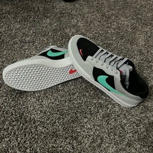Nike SB Force 58 in wolf grey black light menta.